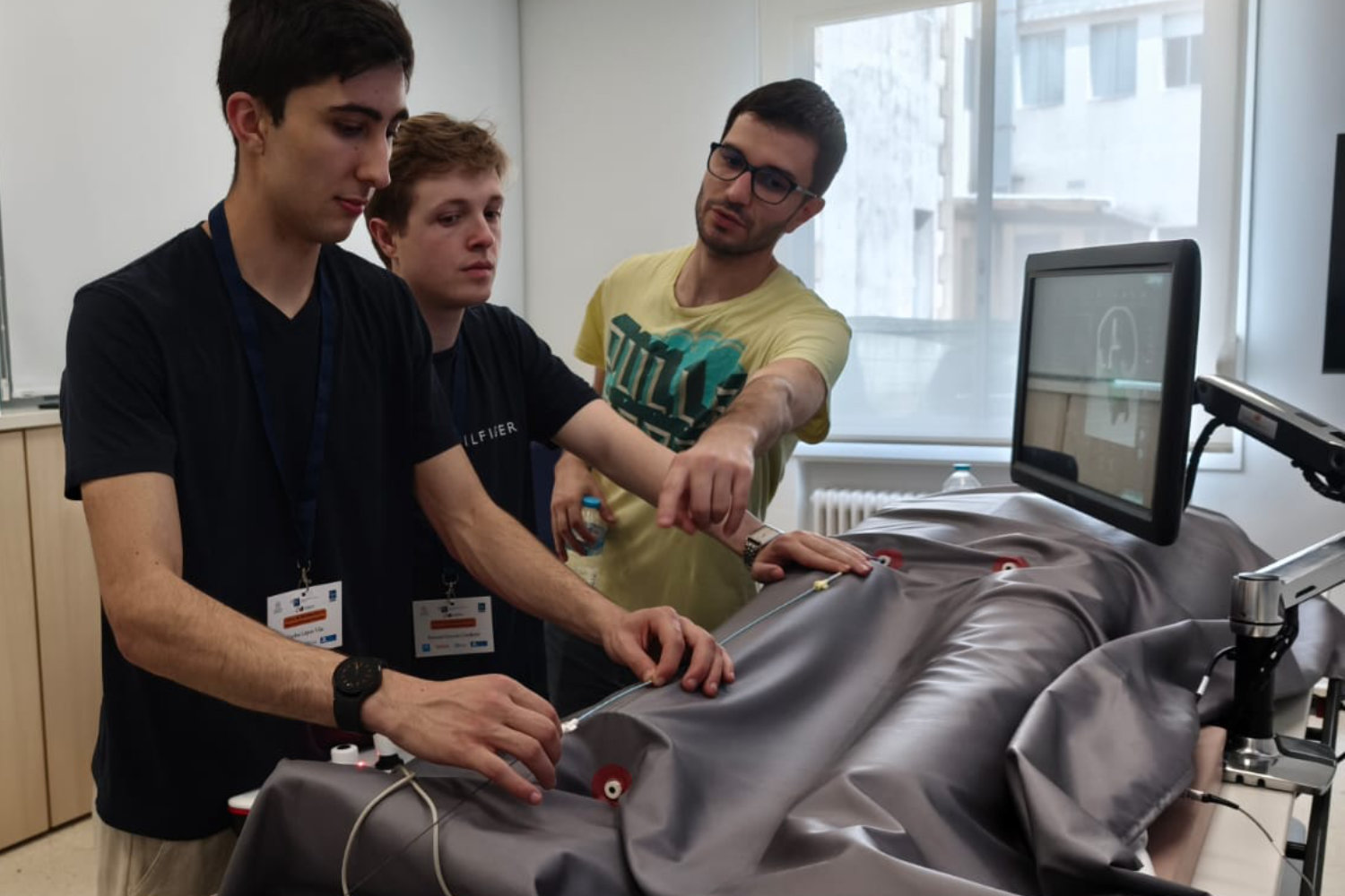 Los estudiantes se acercan a la neurorradiología vascular en un curso pionero