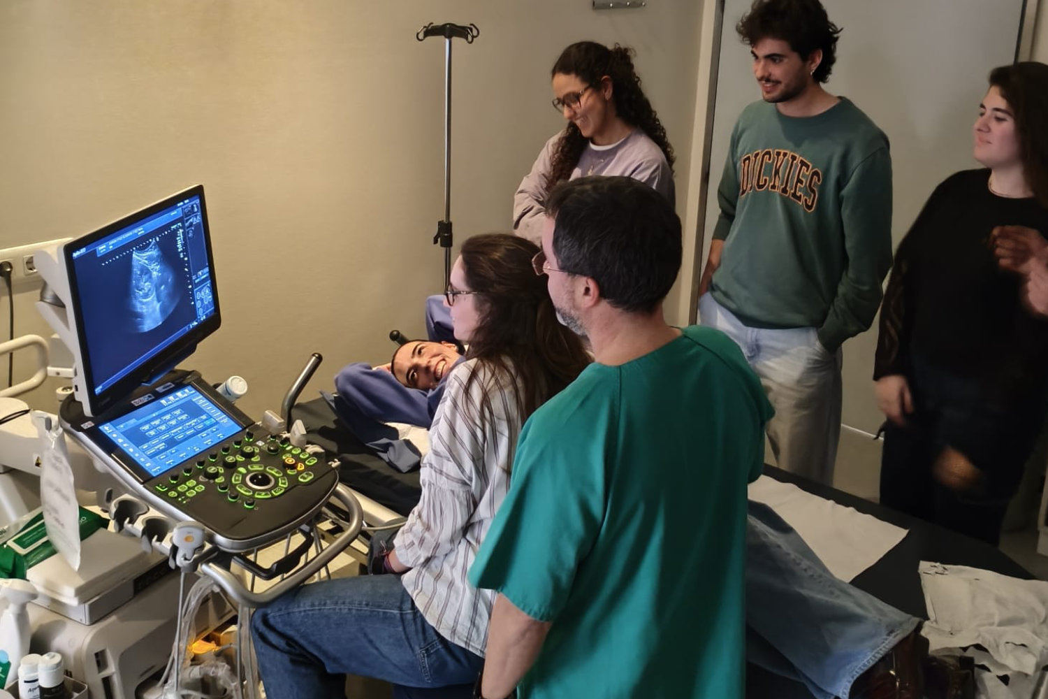 La ecografía como herramienta clínica: CoMeF Galicia reúne a estudiantes en un curso práctico de gran éxito